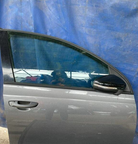 Drzwi przednie prawe Volkswagen Golf VI 5K4831056H 2008-2013